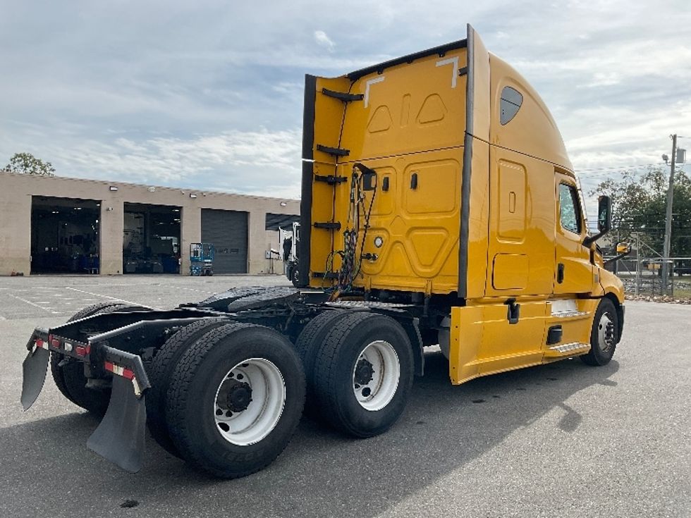 Sleeper Tractor-Heavy Duty Tractors-Freightliner-2022-T12664ST-Millville-NJ-475,226\n\t\tmiles-$ 66,750 - Image 7