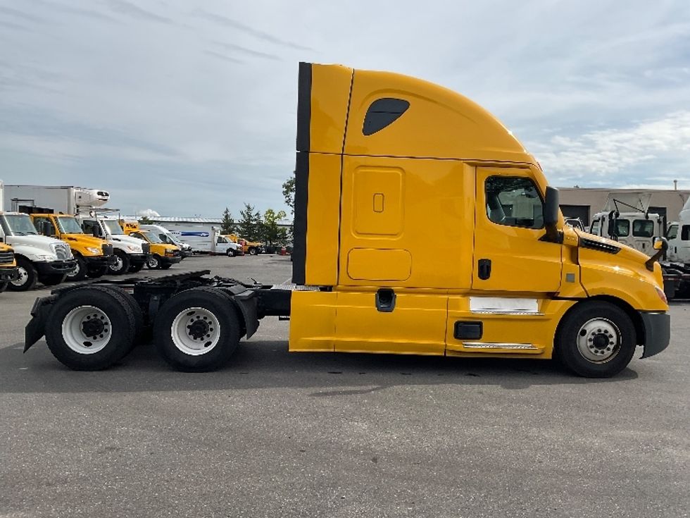 Sleeper Tractor-Heavy Duty Tractors-Freightliner-2022-T12664ST-Millville-NJ-475,226\n\t\tmiles-$ 66,750 - Image 8