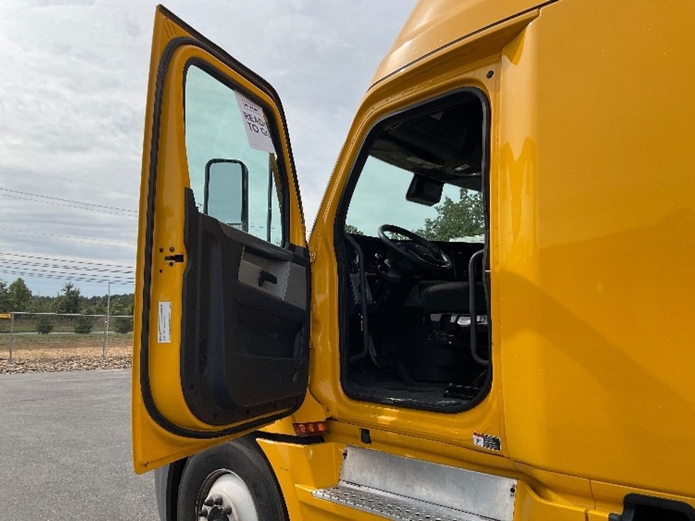 Sleeper Tractor-Heavy Duty Tractors-Freightliner-2022-T12664ST-Millville-NJ-475,226\n\t\tmiles-$ 66,750 - Image 9