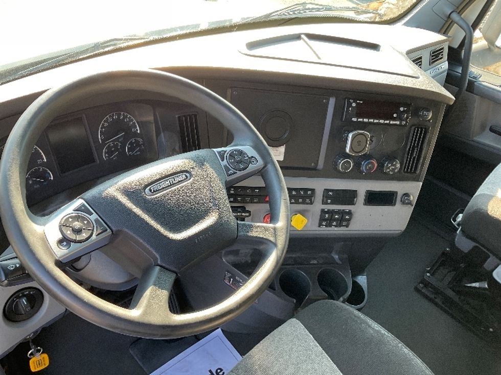 Sleeper Tractor-Heavy Duty Tractors-Freightliner-2022-T12664ST-Millville-NJ-491,055\n\t\tmiles-$ 69,500 - Image 10