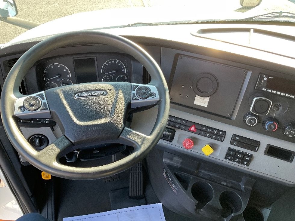 Sleeper Tractor-Heavy Duty Tractors-Freightliner-2022-T12664ST-Millville-NJ-491,055\n\t\tmiles-$ 69,500 - Image 11