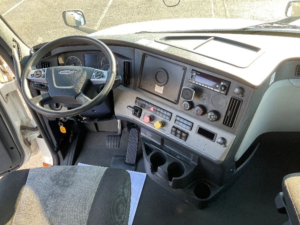 Sleeper Tractor-Heavy Duty Tractors-Freightliner-2022-T12664ST-Millville-NJ-491,055\n\t\tmiles-$ 69,500 - Image 12