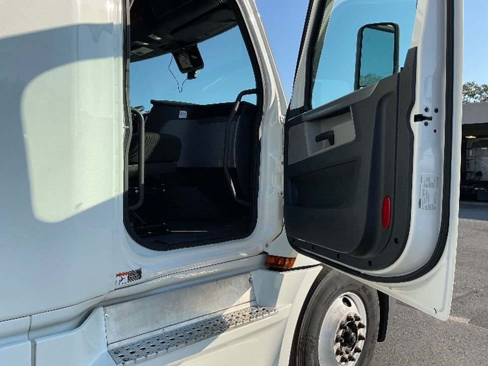 Sleeper Tractor-Heavy Duty Tractors-Freightliner-2022-T12664ST-Millville-NJ-491,055\n\t\tmiles-$ 69,500 - Image 13