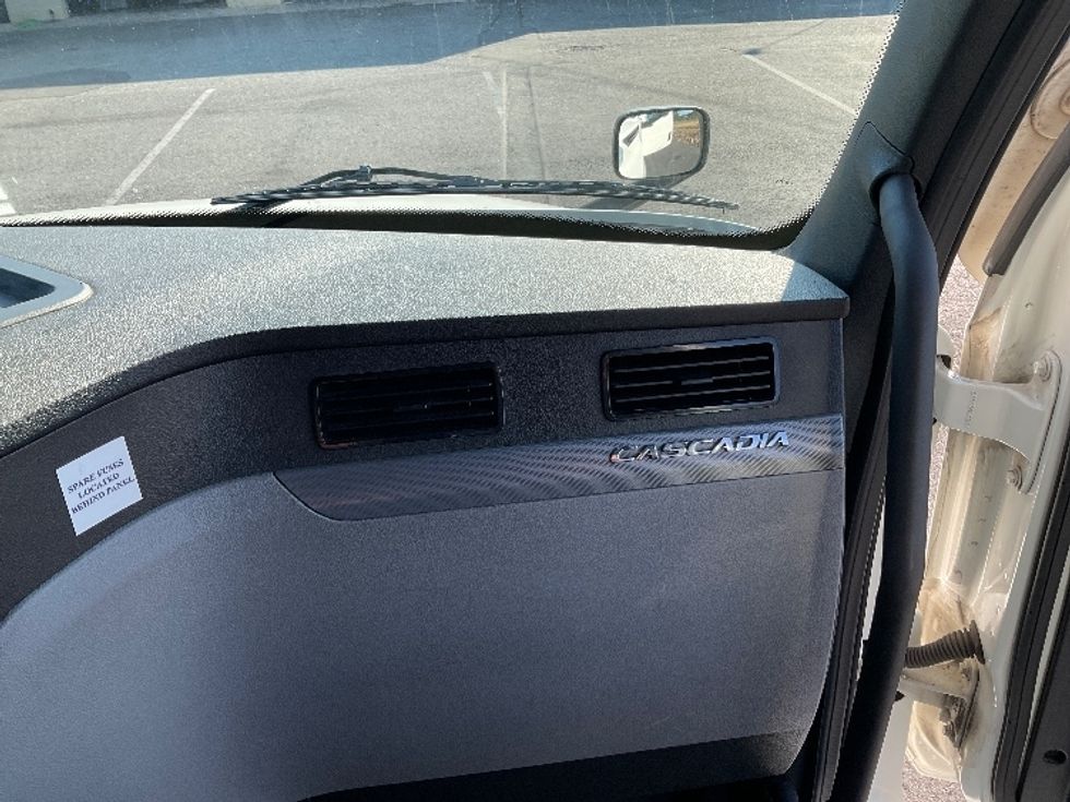 Sleeper Tractor-Heavy Duty Tractors-Freightliner-2022-T12664ST-Millville-NJ-491,055\n\t\tmiles-$ 69,500 - Image 14