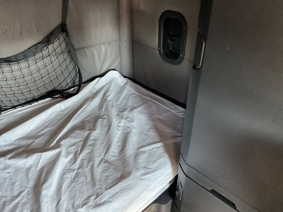 Sleeper Tractor-Heavy Duty Tractors-Freightliner-2022-T12664ST-Millville-NJ-491,055\n\t\tmiles-$ 69,500 - Image 17