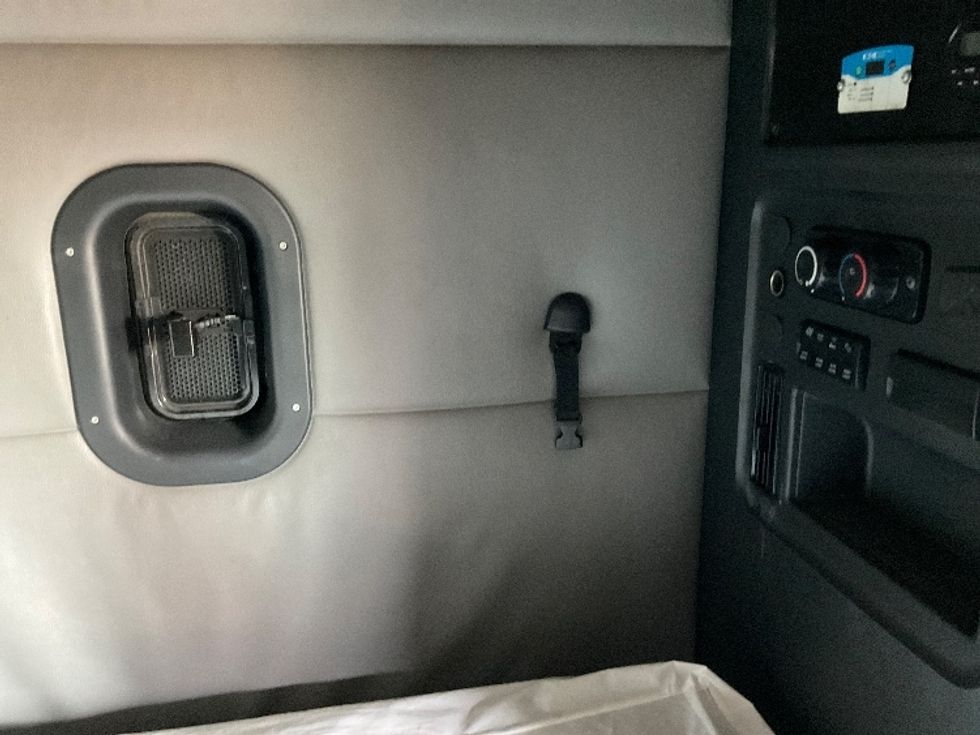 Sleeper Tractor-Heavy Duty Tractors-Freightliner-2022-T12664ST-Millville-NJ-491,055\n\t\tmiles-$ 69,500 - Image 18