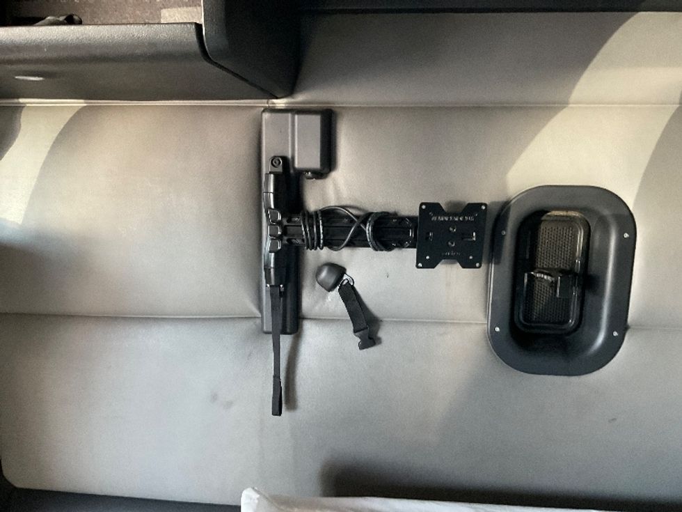 Sleeper Tractor-Heavy Duty Tractors-Freightliner-2022-T12664ST-Millville-NJ-491,055\n\t\tmiles-$ 69,500 - Image 19