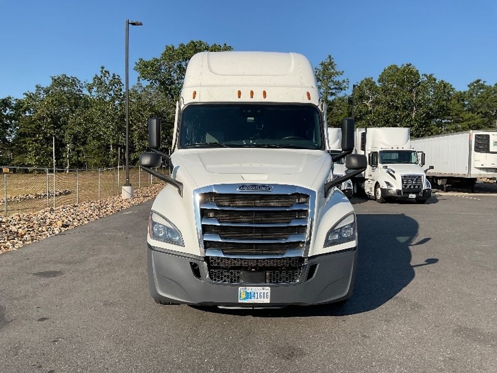 Sleeper Tractor-Heavy Duty Tractors-Freightliner-2022-T12664ST-Millville-NJ-491,055\n\t\tmiles-$ 69,500 - Image 2