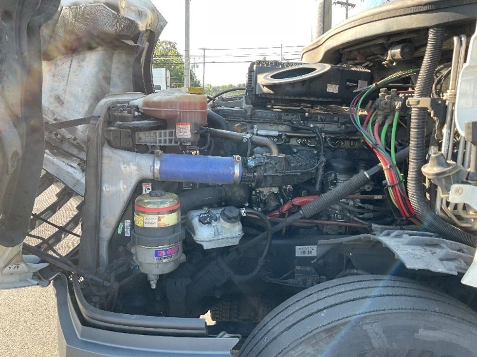 Sleeper Tractor-Heavy Duty Tractors-Freightliner-2022-T12664ST-Millville-NJ-491,055\n\t\tmiles-$ 69,500 - Image 21