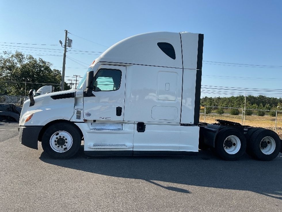 Sleeper Tractor-Heavy Duty Tractors-Freightliner-2022-T12664ST-Millville-NJ-491,055\n\t\tmiles-$ 69,500 - Image 4
