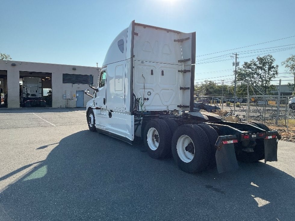 Sleeper Tractor-Heavy Duty Tractors-Freightliner-2022-T12664ST-Millville-NJ-491,055\n\t\tmiles-$ 69,500 - Image 5