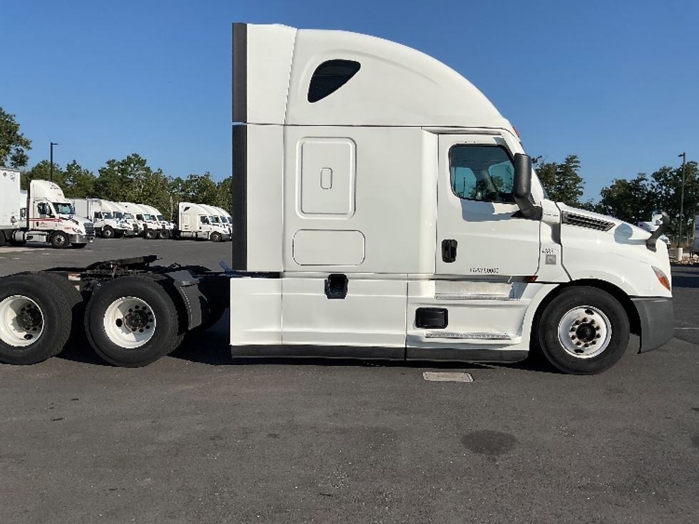 Sleeper Tractor-Heavy Duty Tractors-Freightliner-2022-T12664ST-Millville-NJ-491,055\n\t\tmiles-$ 69,500 - Image 8