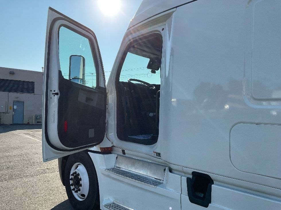 Sleeper Tractor-Heavy Duty Tractors-Freightliner-2022-T12664ST-Millville-NJ-491,055\n\t\tmiles-$ 69,500 - Image 9