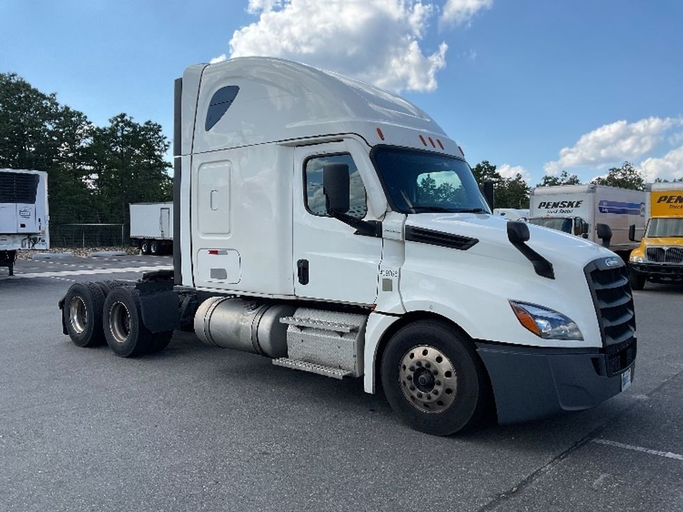 Sleeper Tractor-Heavy Duty Tractors-Freightliner-2022-T12664ST-Millville-NJ-528,044\n\t\tmiles-$ 66,250 - Image 1