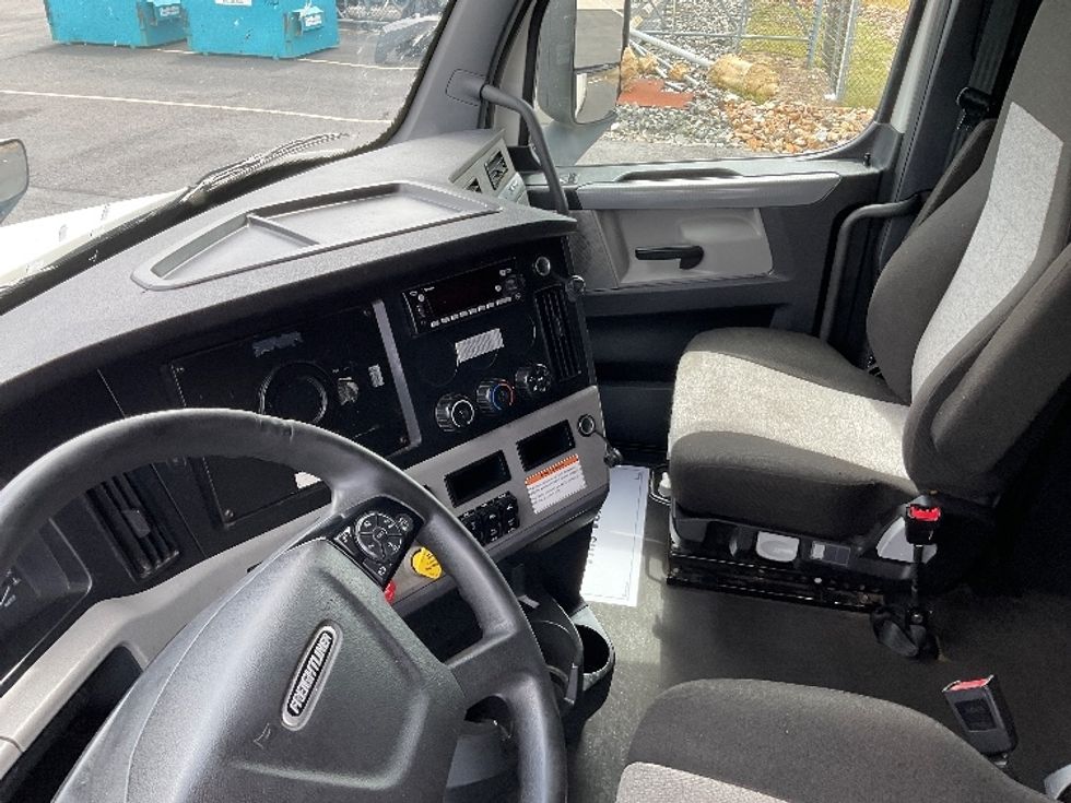 Sleeper Tractor-Heavy Duty Tractors-Freightliner-2022-T12664ST-Millville-NJ-528,044\n\t\tmiles-$ 66,250 - Image 10