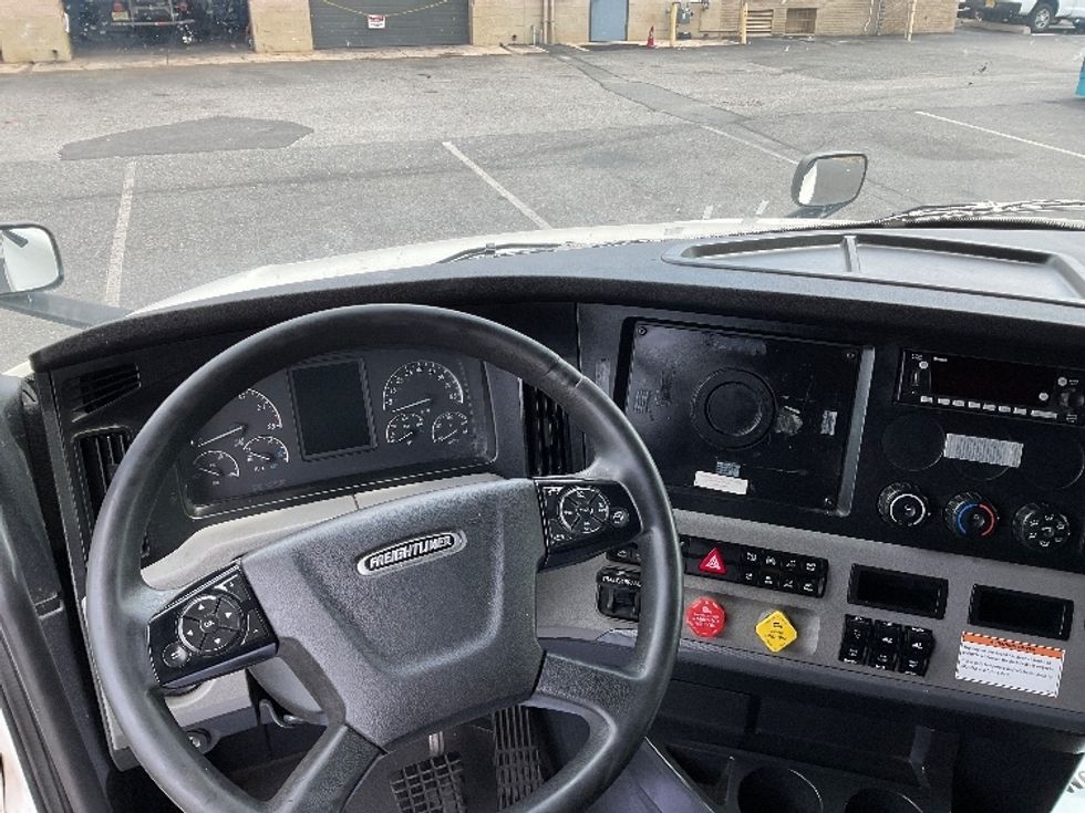 Sleeper Tractor-Heavy Duty Tractors-Freightliner-2022-T12664ST-Millville-NJ-528,044\n\t\tmiles-$ 66,250 - Image 11