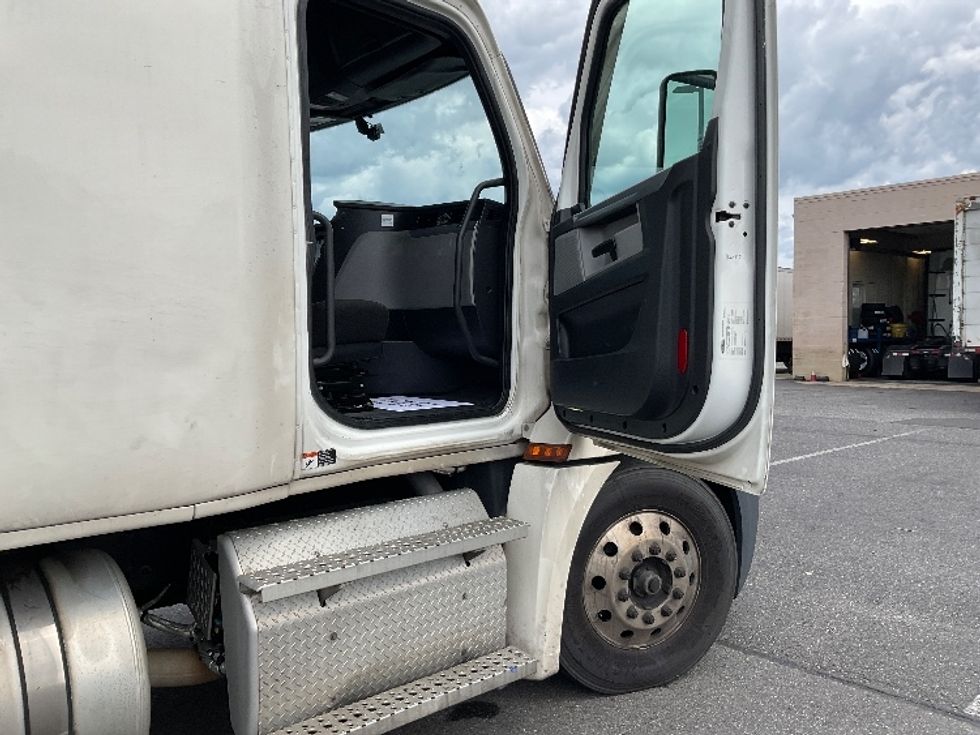 Sleeper Tractor-Heavy Duty Tractors-Freightliner-2022-T12664ST-Millville-NJ-528,044\n\t\tmiles-$ 66,250 - Image 13