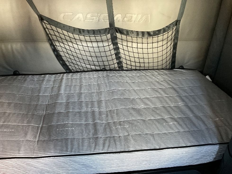 Sleeper Tractor-Heavy Duty Tractors-Freightliner-2022-T12664ST-Millville-NJ-528,044\n\t\tmiles-$ 66,250 - Image 16