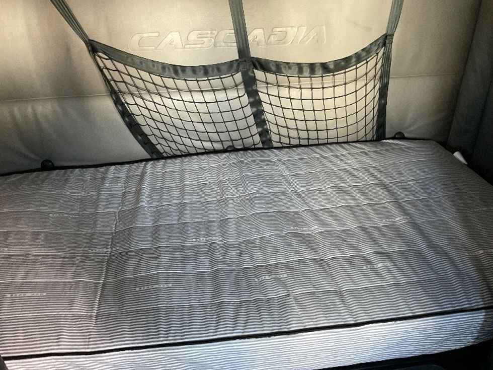 Sleeper Tractor-Heavy Duty Tractors-Freightliner-2022-T12664ST-Millville-NJ-528,044\n\t\tmiles-$ 66,250 - Image 17