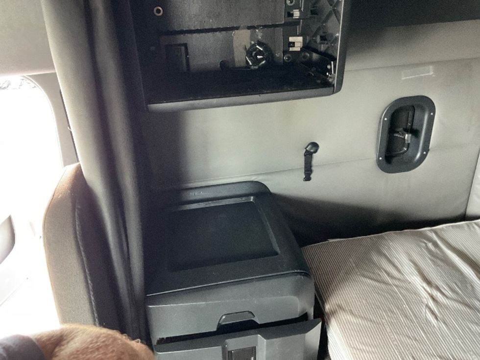 Sleeper Tractor-Heavy Duty Tractors-Freightliner-2022-T12664ST-Millville-NJ-528,044\n\t\tmiles-$ 66,250 - Image 18