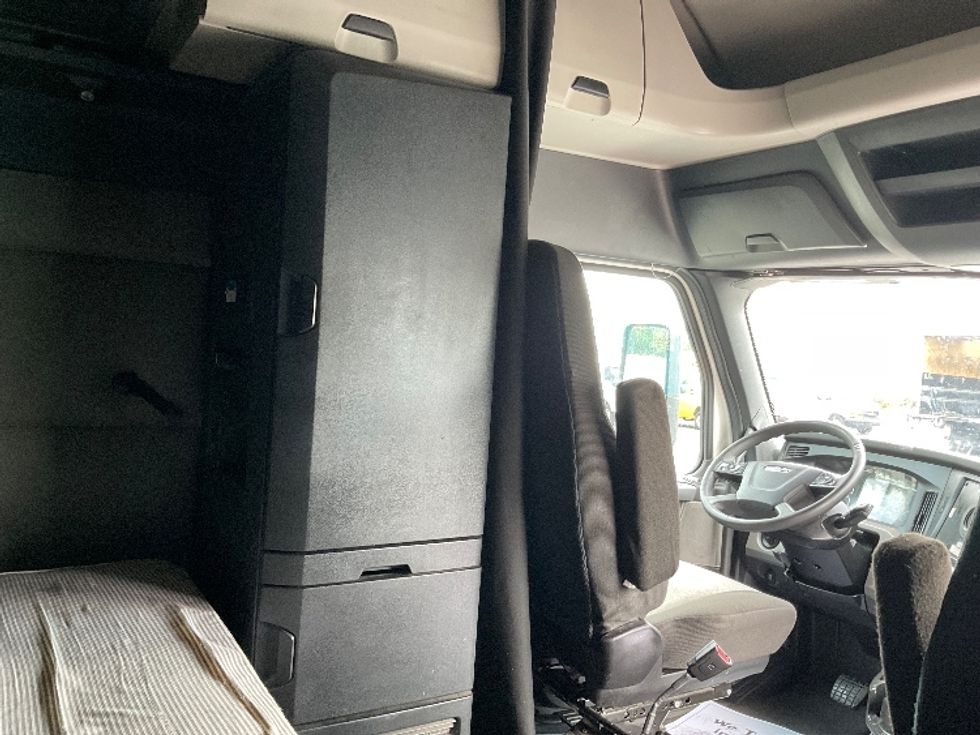 Sleeper Tractor-Heavy Duty Tractors-Freightliner-2022-T12664ST-Millville-NJ-528,044\n\t\tmiles-$ 66,250 - Image 19