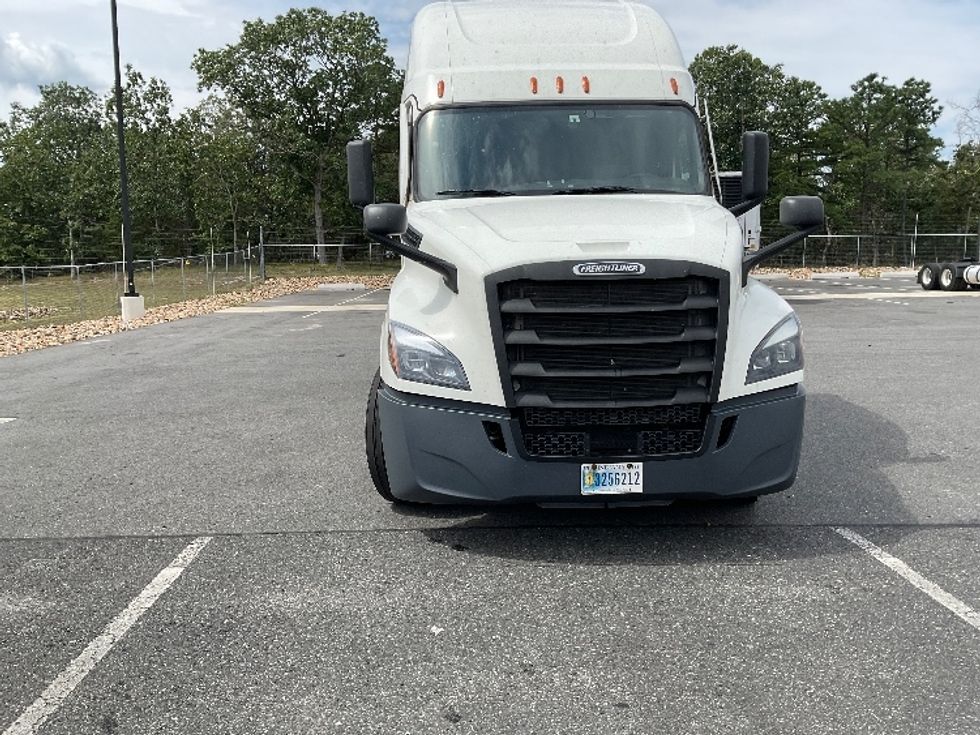 2022 Freightliner Cascadia 126" Sleeper Cab photo 2
