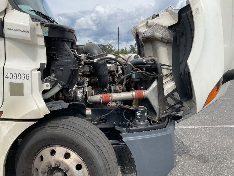 Sleeper Tractor-Heavy Duty Tractors-Freightliner-2022-T12664ST-Millville-NJ-528,044\n\t\tmiles-$ 66,250 - Image 20