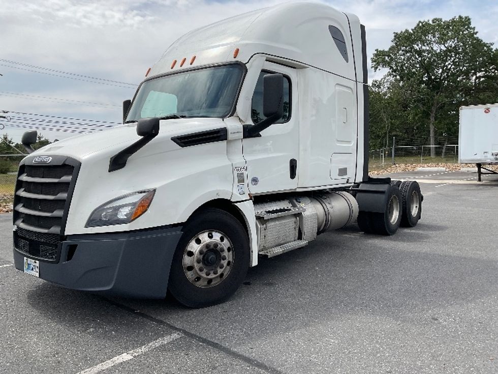 2022 Freightliner Cascadia 126" Sleeper Cab photo 3