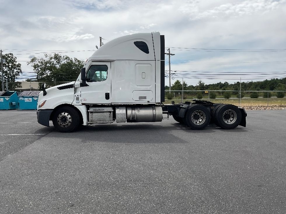 2022 Freightliner Cascadia 126" Sleeper Cab photo 4