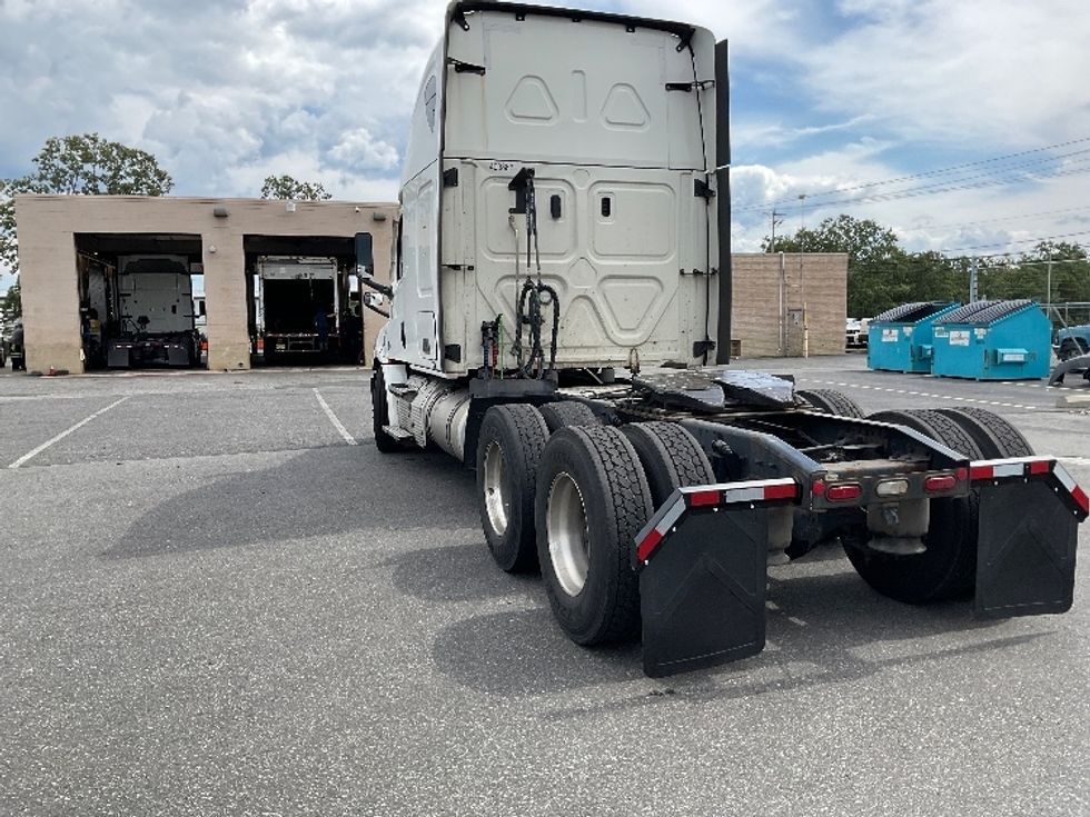 Sleeper Tractor-Heavy Duty Tractors-Freightliner-2022-T12664ST-Millville-NJ-528,044\n\t\tmiles-$ 66,250 - Image 5