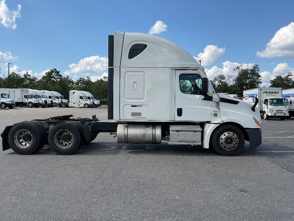 Sleeper Tractor-Heavy Duty Tractors-Freightliner-2022-T12664ST-Millville-NJ-528,044\n\t\tmiles-$ 66,250 - Image 8