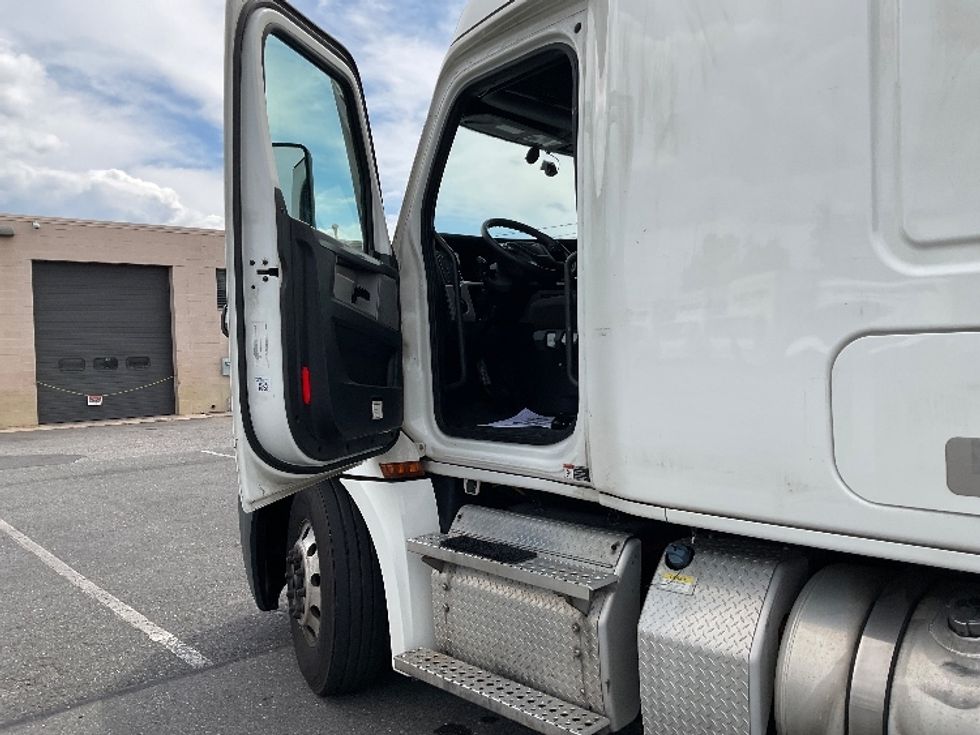 Sleeper Tractor-Heavy Duty Tractors-Freightliner-2022-T12664ST-Millville-NJ-528,044\n\t\tmiles-$ 66,250 - Image 9