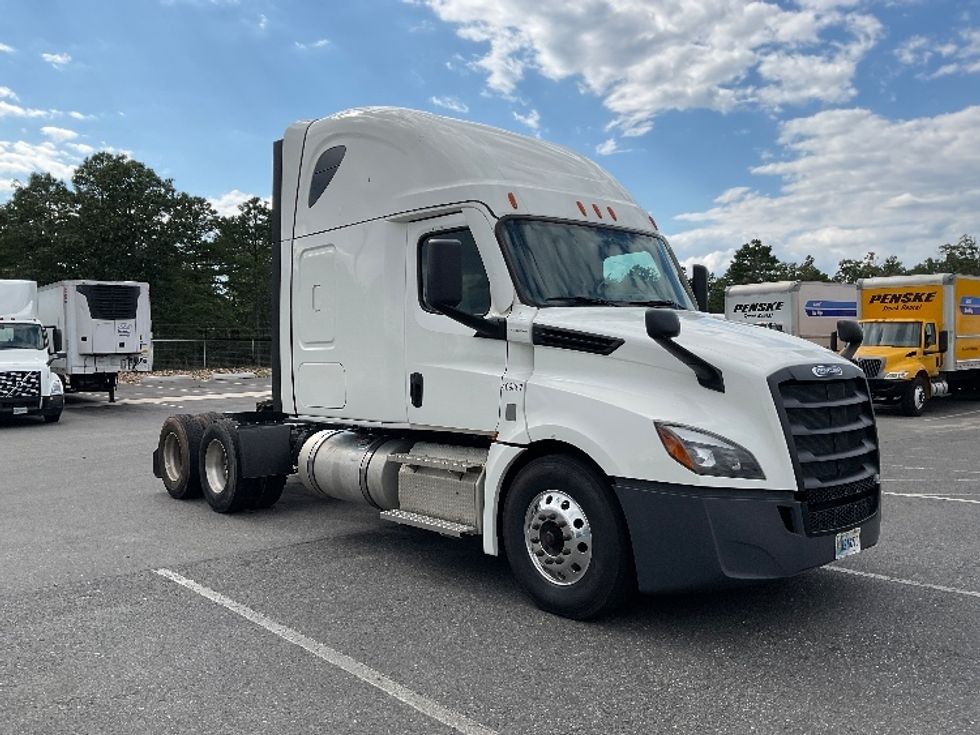 Sleeper Tractor-Heavy Duty Tractors-Freightliner-2022-T12664ST-Millville-NJ-529,717\n\t\tmiles-$ 66,250 - Image 1