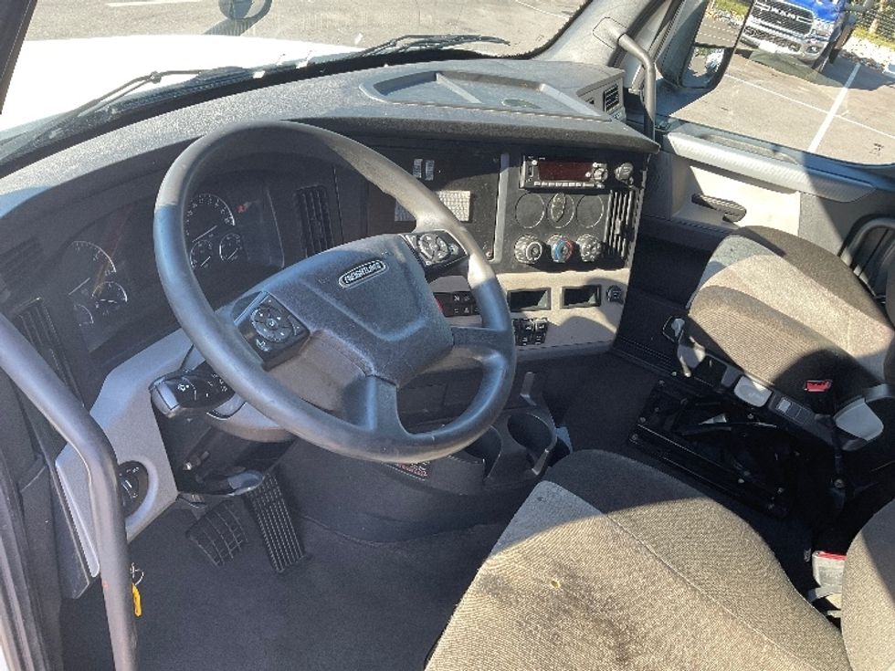 Sleeper Tractor-Heavy Duty Tractors-Freightliner-2022-T12664ST-Millville-NJ-529,717\n\t\tmiles-$ 66,250 - Image 10