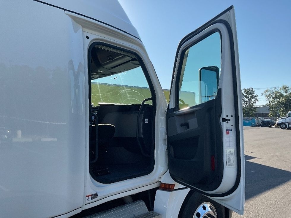 Sleeper Tractor-Heavy Duty Tractors-Freightliner-2022-T12664ST-Millville-NJ-529,717\n\t\tmiles-$ 66,250 - Image 13