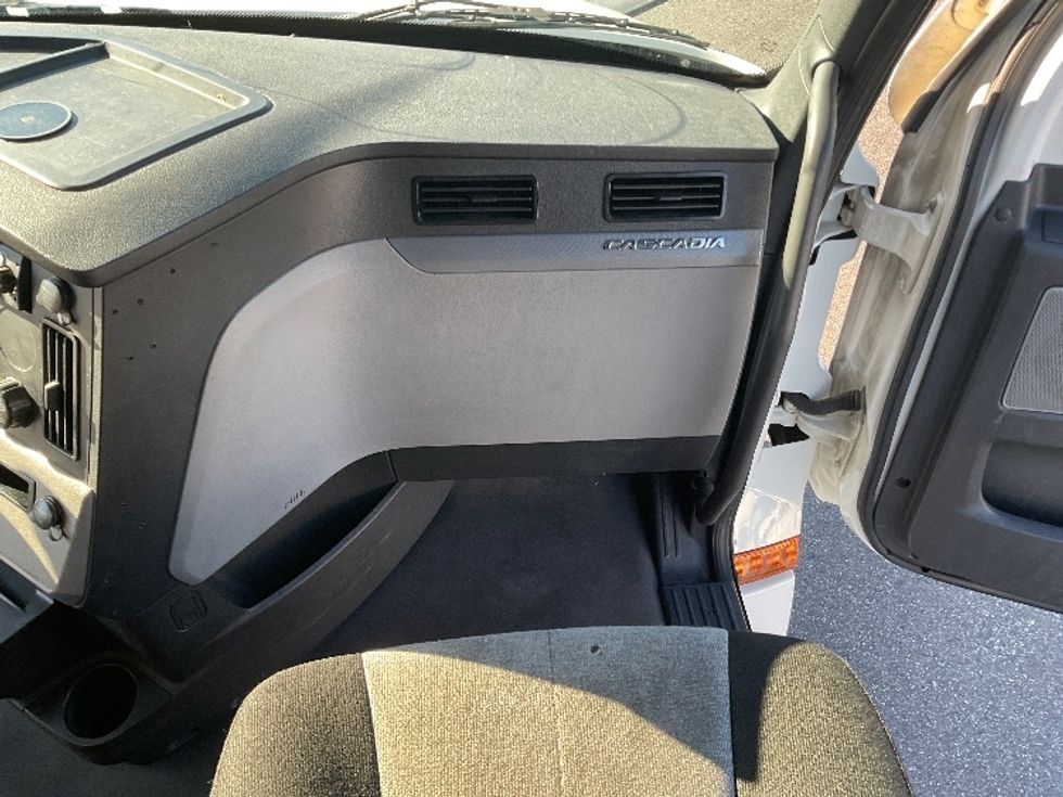 Sleeper Tractor-Heavy Duty Tractors-Freightliner-2022-T12664ST-Millville-NJ-529,717\n\t\tmiles-$ 66,250 - Image 14