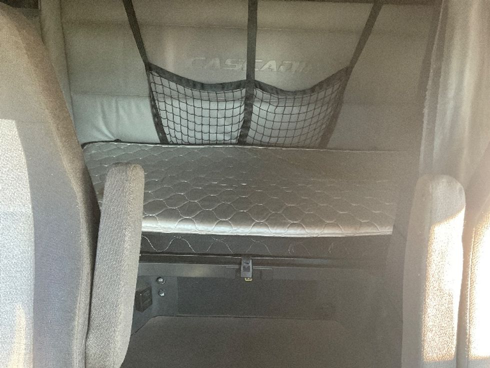 Sleeper Tractor-Heavy Duty Tractors-Freightliner-2022-T12664ST-Millville-NJ-529,717\n\t\tmiles-$ 66,250 - Image 16