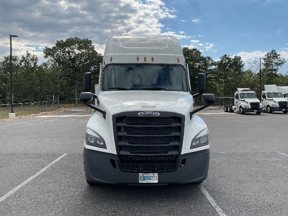 Sleeper Tractor-Heavy Duty Tractors-Freightliner-2022-T12664ST-Millville-NJ-529,717\n\t\tmiles-$ 66,250 - Image 2