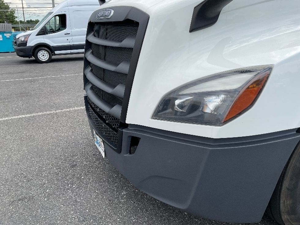 Sleeper Tractor-Heavy Duty Tractors-Freightliner-2022-T12664ST-Millville-NJ-529,717\n\t\tmiles-$ 66,250 - Image 23