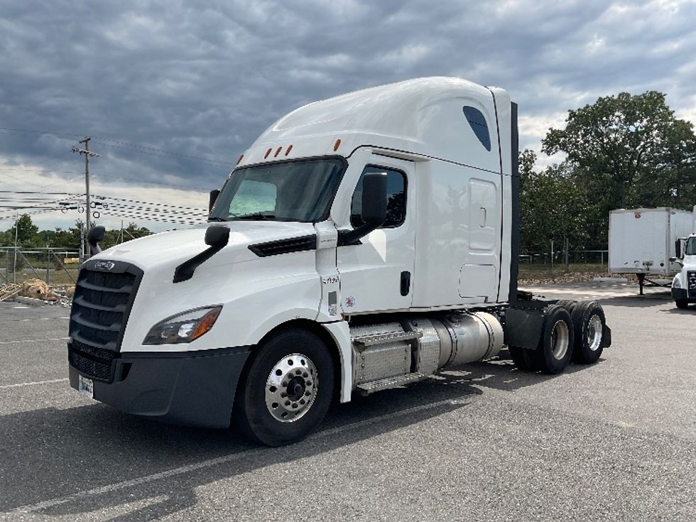 Sleeper Tractor-Heavy Duty Tractors-Freightliner-2022-T12664ST-Millville-NJ-529,717\n\t\tmiles-$ 66,250 - Image 3