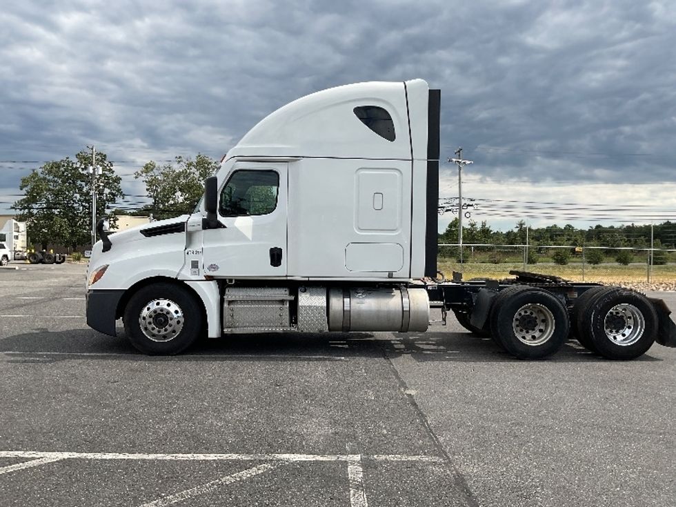 Sleeper Tractor-Heavy Duty Tractors-Freightliner-2022-T12664ST-Millville-NJ-529,717\n\t\tmiles-$ 66,250 - Image 4