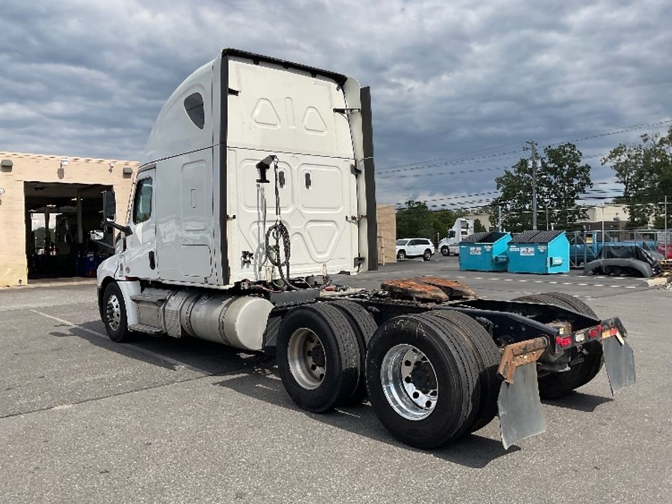 Sleeper Tractor-Heavy Duty Tractors-Freightliner-2022-T12664ST-Millville-NJ-529,717\n\t\tmiles-$ 66,250 - Image 5