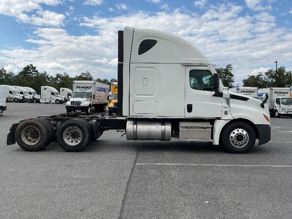Sleeper Tractor-Heavy Duty Tractors-Freightliner-2022-T12664ST-Millville-NJ-529,717\n\t\tmiles-$ 66,250 - Image 8