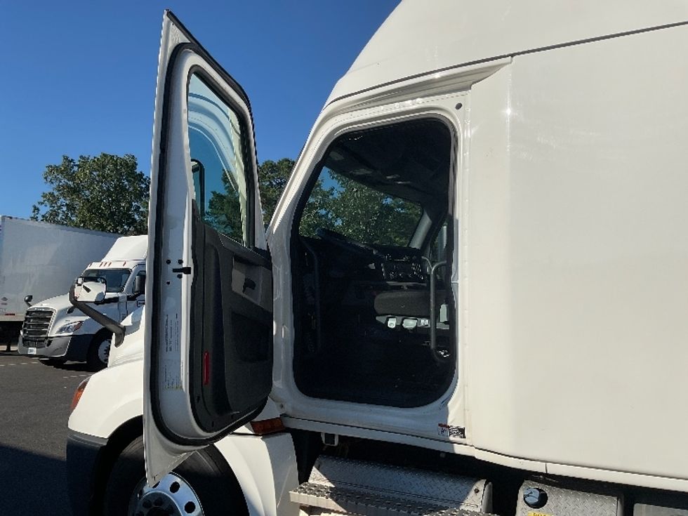 Sleeper Tractor-Heavy Duty Tractors-Freightliner-2022-T12664ST-Millville-NJ-529,717\n\t\tmiles-$ 66,250 - Image 9