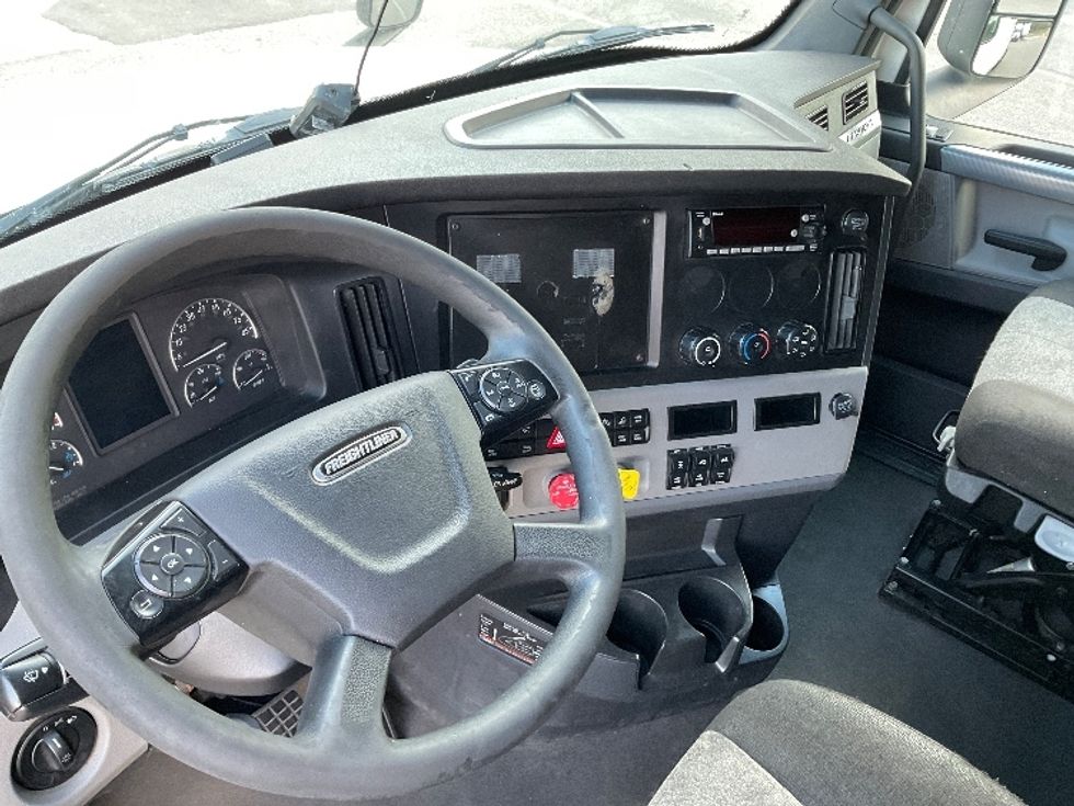 Sleeper Tractor-Heavy Duty Tractors-Freightliner-2022-T12664ST-Millville-NJ-530,802\n\t\tmiles-$ 66,000 - Image 10