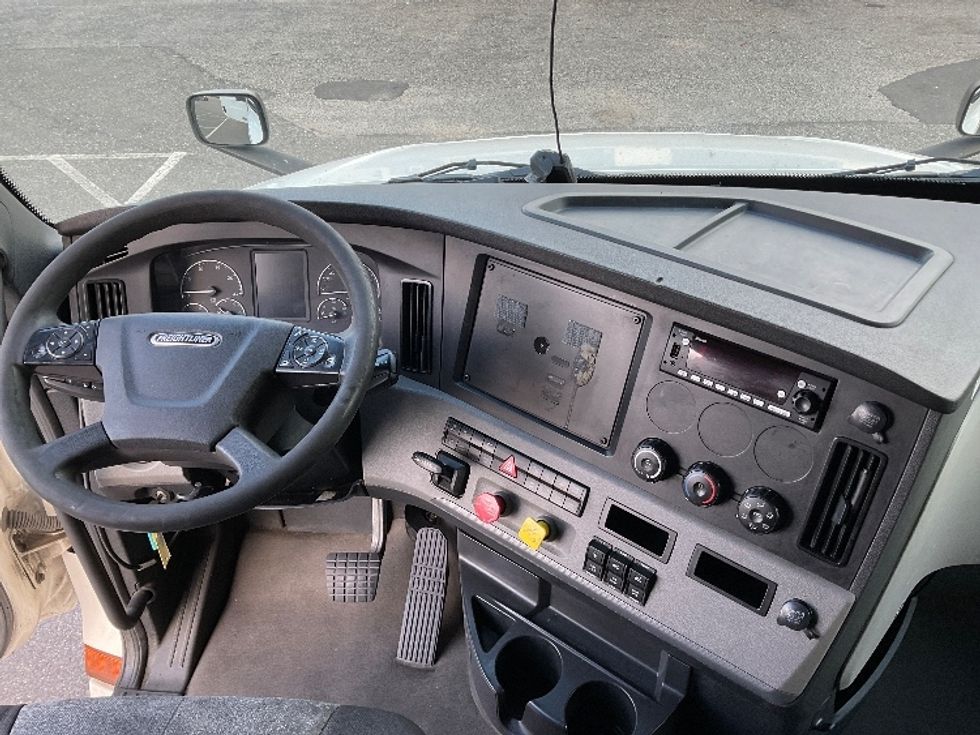 Sleeper Tractor-Heavy Duty Tractors-Freightliner-2022-T12664ST-Millville-NJ-530,802\n\t\tmiles-$ 66,000 - Image 11