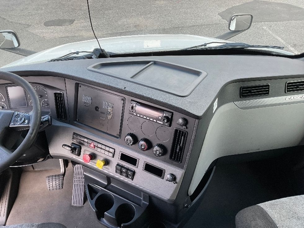 Sleeper Tractor-Heavy Duty Tractors-Freightliner-2022-T12664ST-Millville-NJ-530,802\n\t\tmiles-$ 66,000 - Image 12