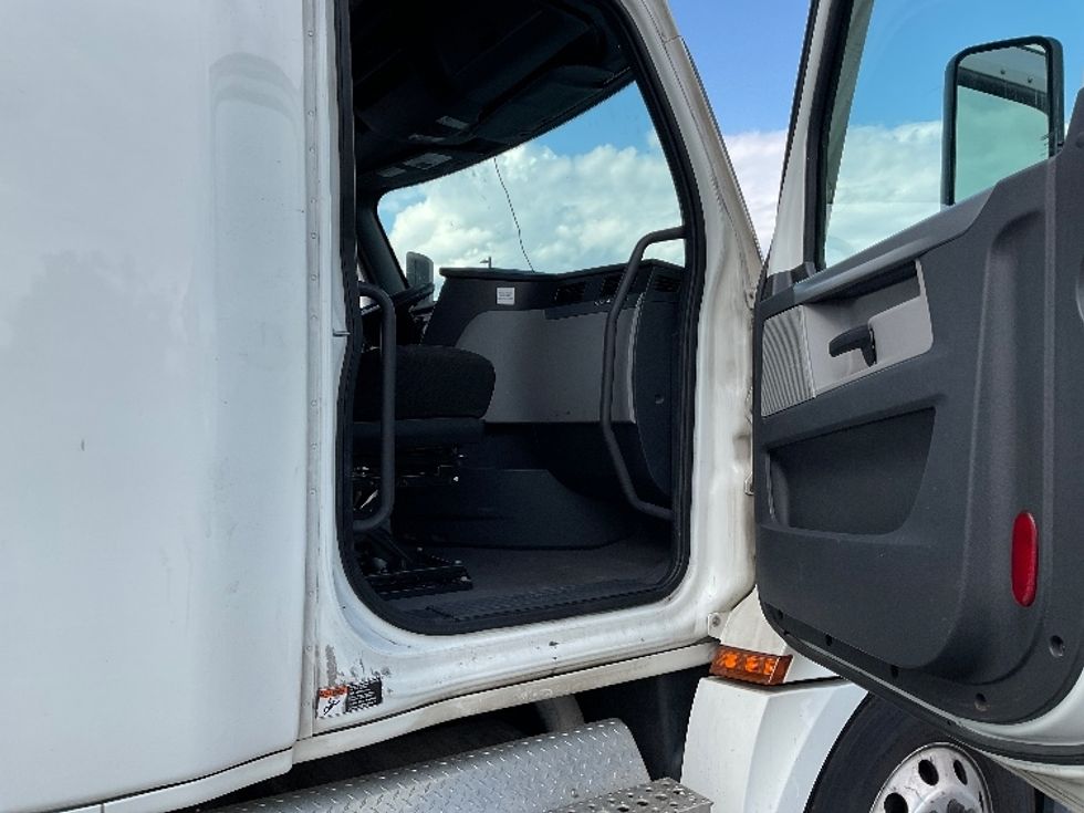 Sleeper Tractor-Heavy Duty Tractors-Freightliner-2022-T12664ST-Millville-NJ-530,802\n\t\tmiles-$ 66,000 - Image 13
