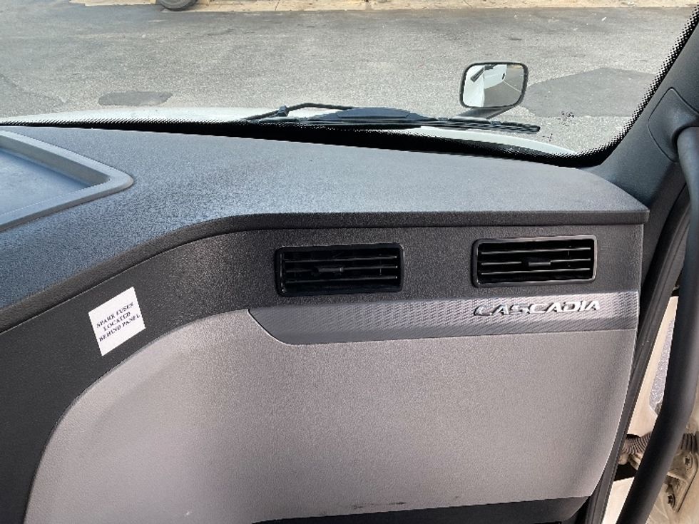 Sleeper Tractor-Heavy Duty Tractors-Freightliner-2022-T12664ST-Millville-NJ-530,802\n\t\tmiles-$ 66,000 - Image 14