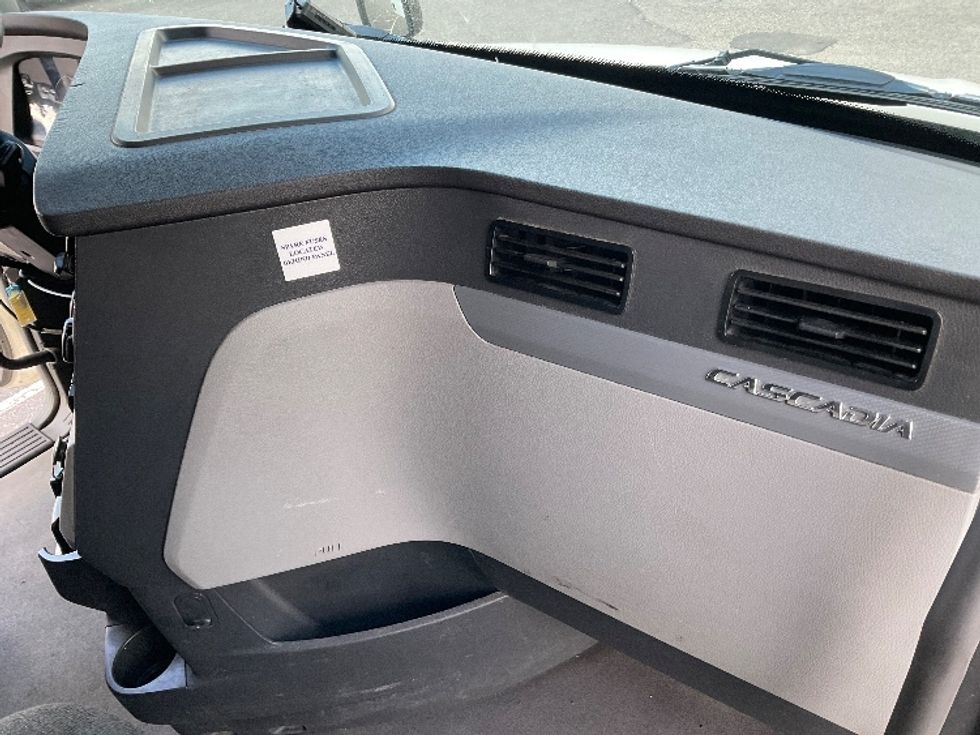 Sleeper Tractor-Heavy Duty Tractors-Freightliner-2022-T12664ST-Millville-NJ-530,802\n\t\tmiles-$ 66,000 - Image 15